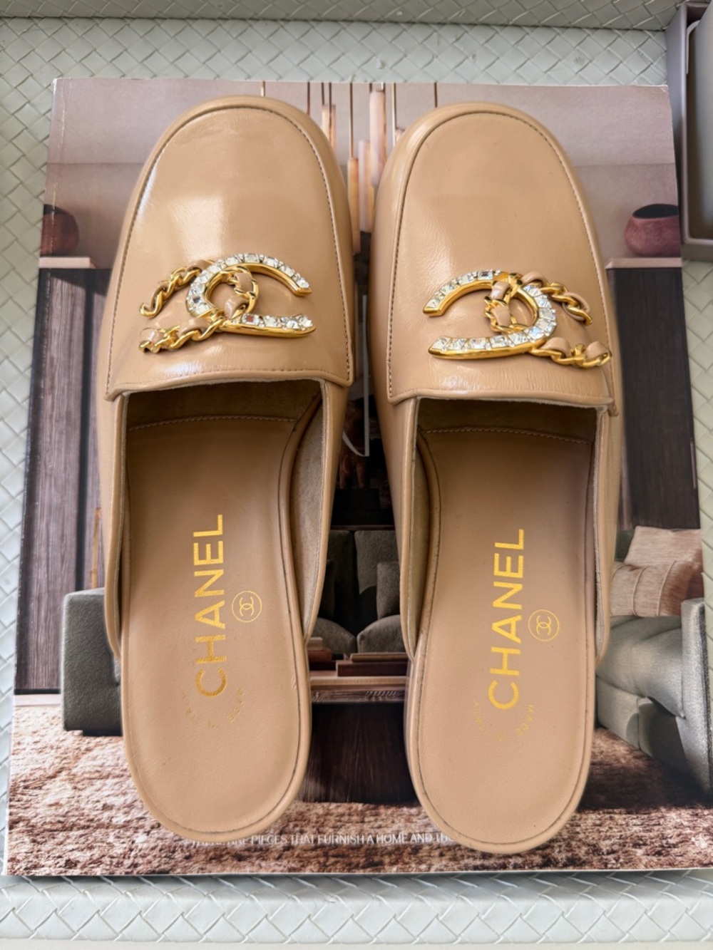 CHANEL GOLD CC LOGO WITH CRYSTALS CHAIN GOLD BEIGE NUDE PATENT LEATHER MULE 36.5 - Picture 13 of 17